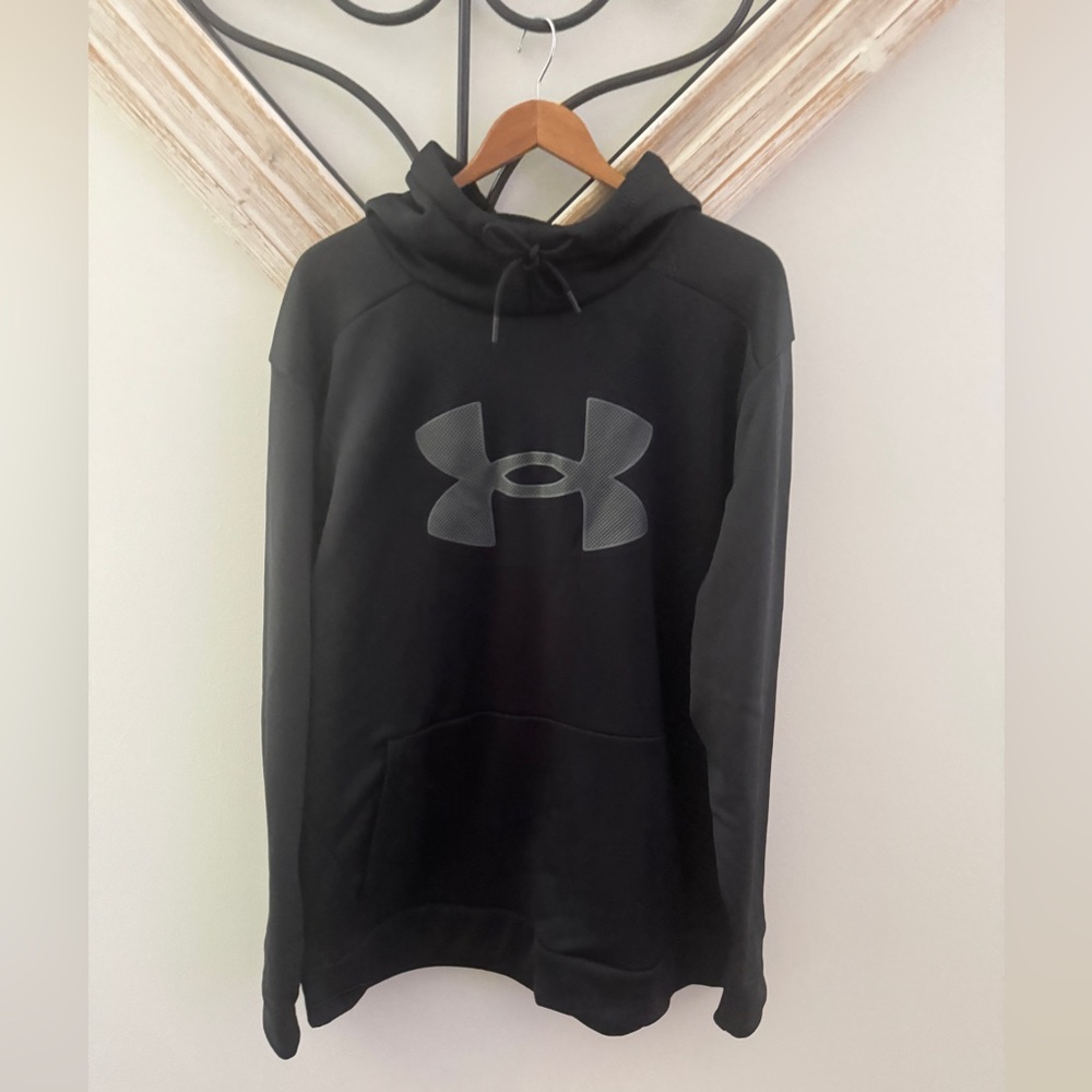 Under Armour Black Sweatshirt Sleek Athletic Design